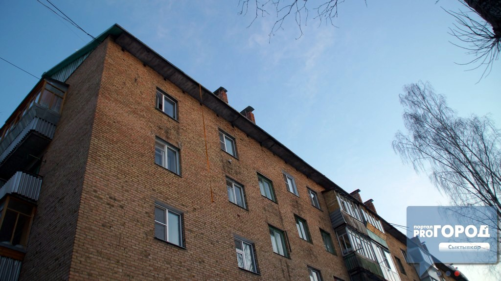 В Сыктывкаре 9-летний мальчик выпрыгнул из окна пятого этажа