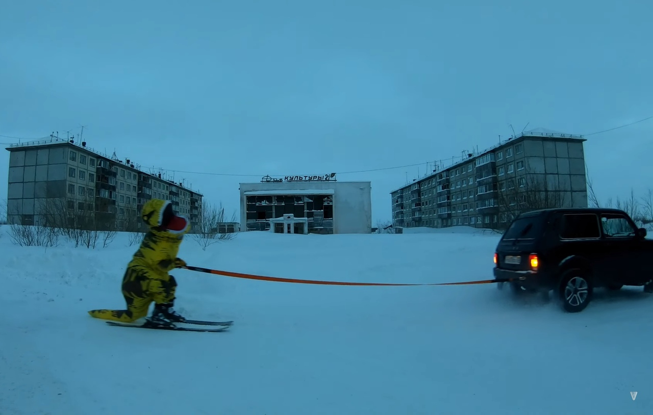 «Любимое развлечение воркутинцев»: житель Коми в костюме динозавра прокатился на лыжах по городу (видео)