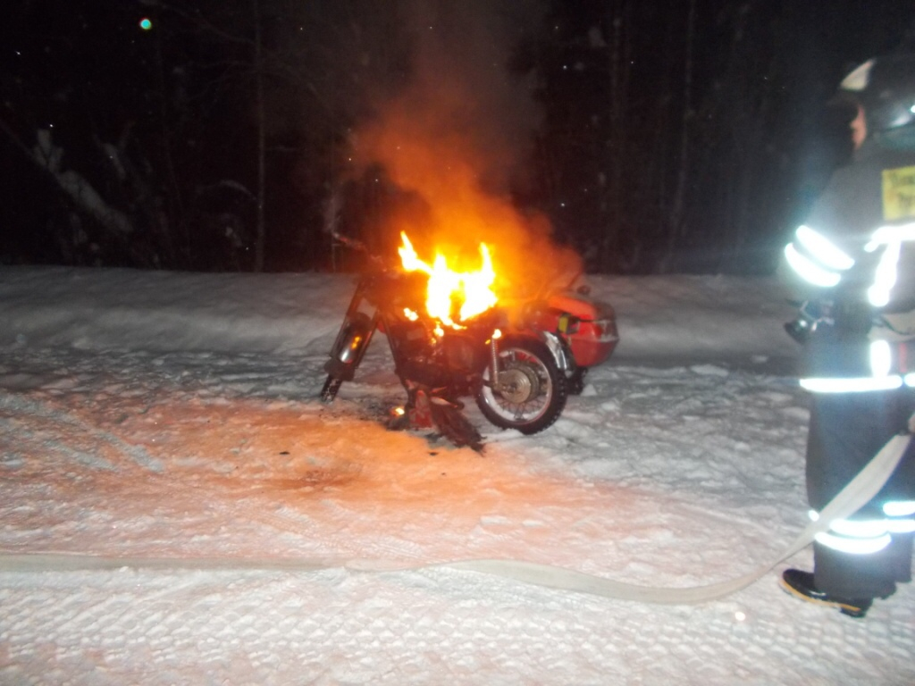 В Коми водитель случайно поджег свой мотоцикл на трасс (фото)