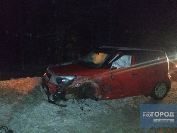 В Сыктывкаре ВАЗ врезался в «Киа»: от удара у обоих авто отлетели колеса