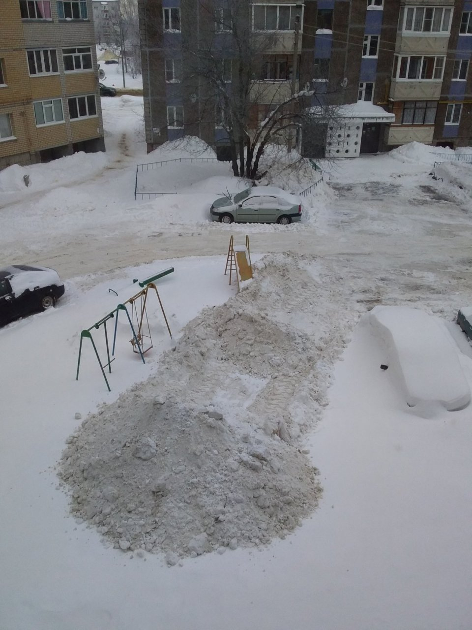 В Сыктывкаре после уборки двора снег свалили гигантской кучей на детскую площадку