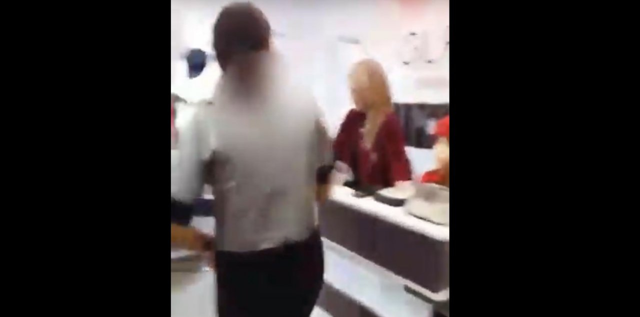 В сыктывкарском магазине директор избил женщину одеждой, а после вырвал из её рук телефон (видео)