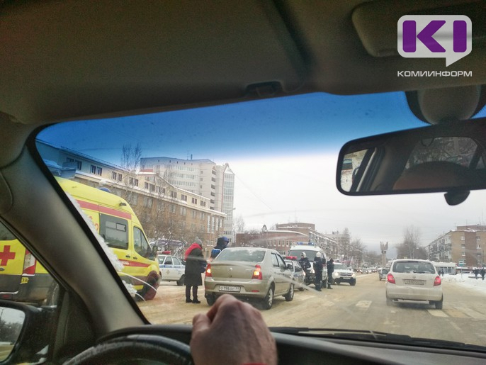 В центре Сыктывкара под колеса «Логана» попала 28-летняя девушка