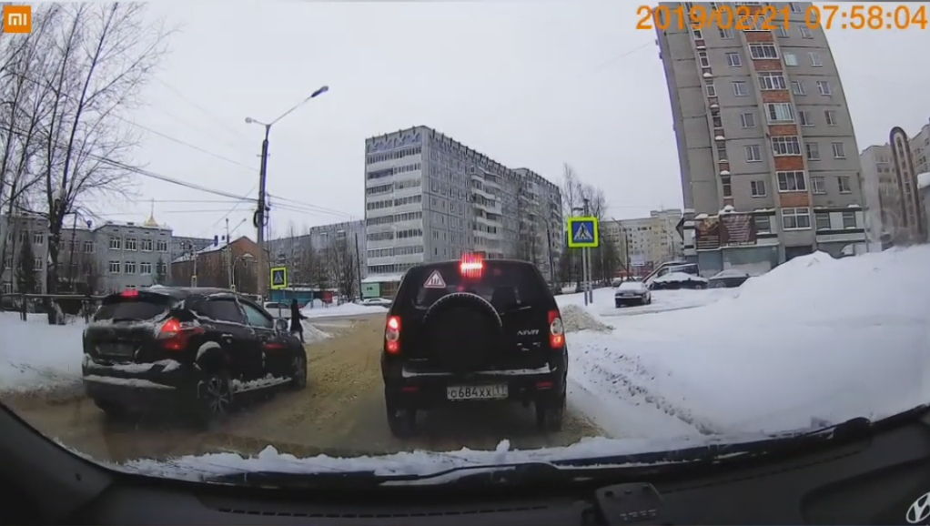 В Сыктывкаре водитель «Форда» внаглую выехал на «встречку» и едва не сбил пешехода (видео)