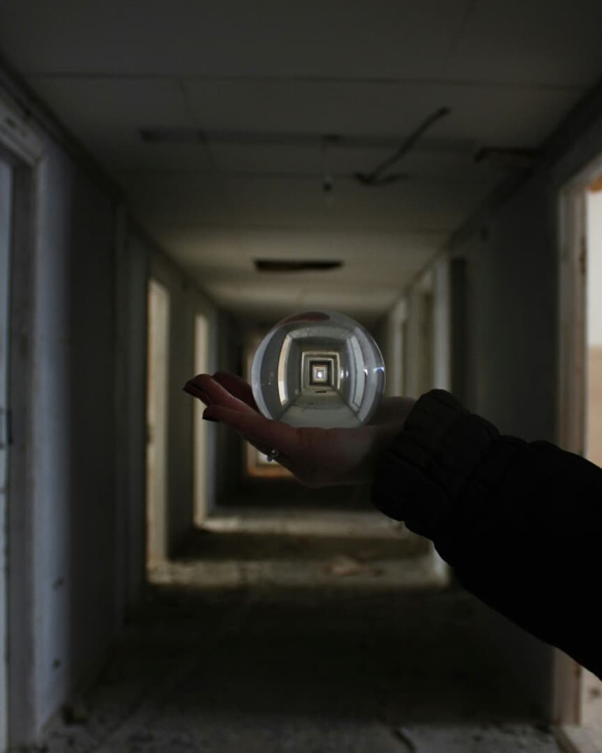 Фото дня: Стеклянный шар и оптическая иллюзия в заброшенном аэропорту Сыктывкара