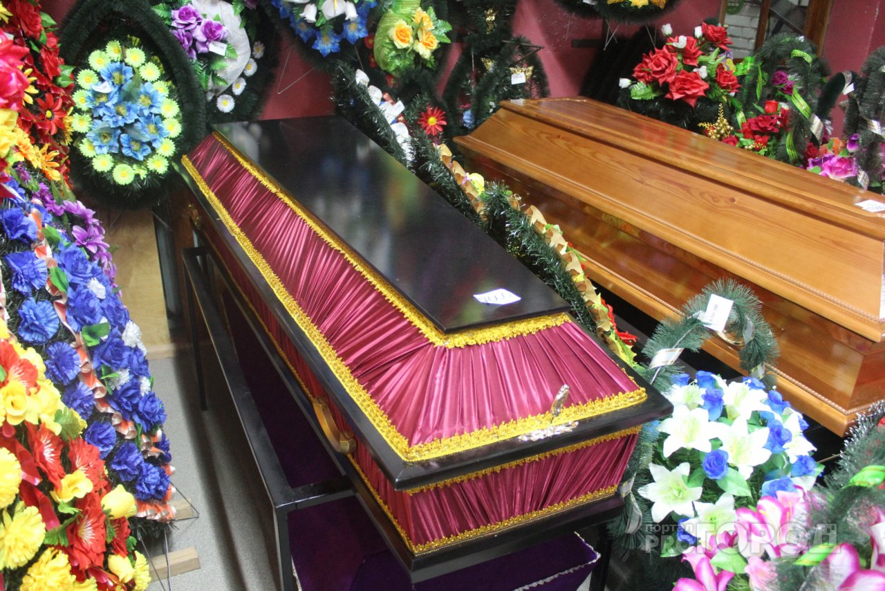В салоне ритуальных услуг рассказали, сколько стоит похоронить человека в Сыктывкаре