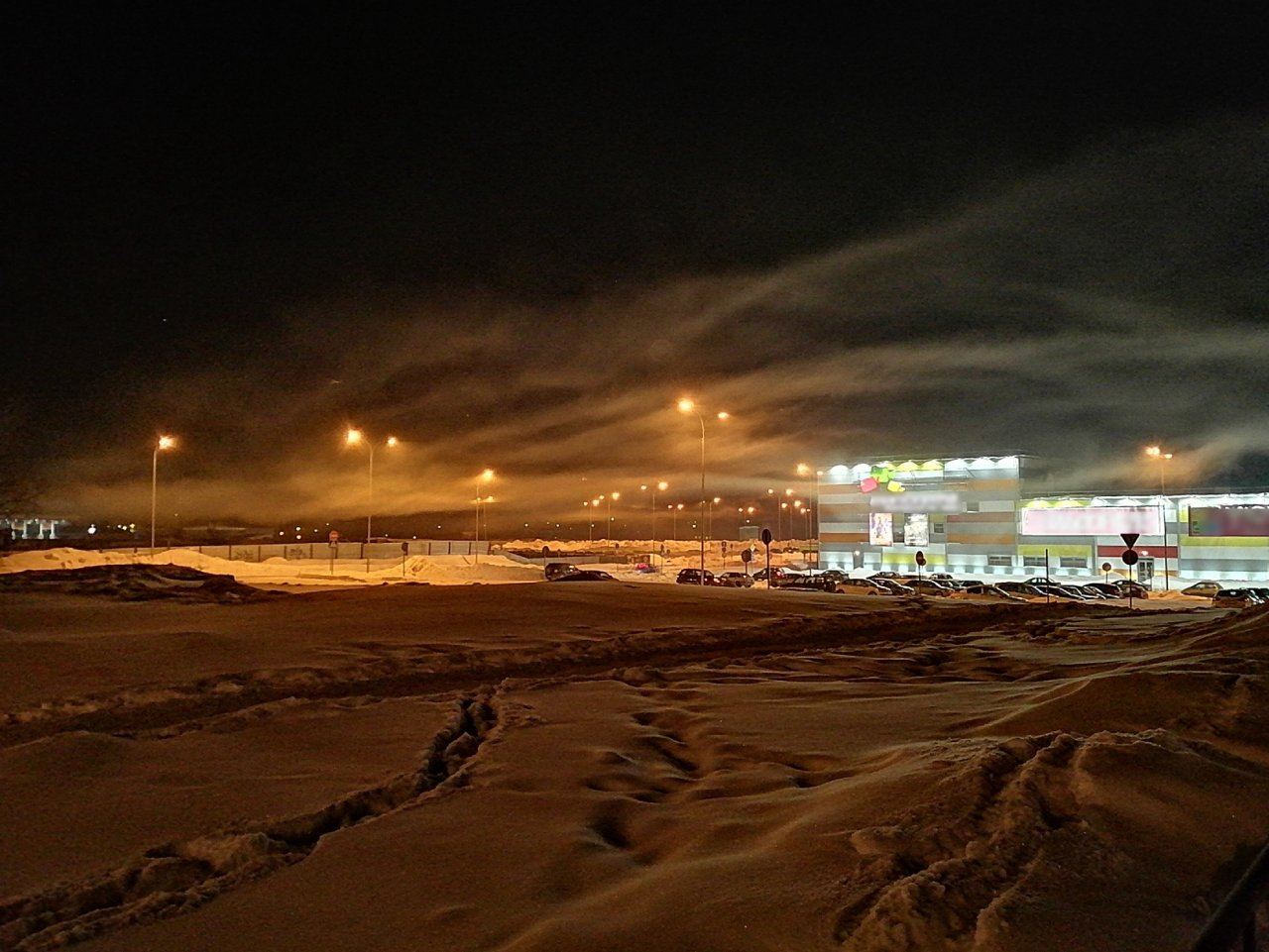 Фото дня в Сыктывкаре: ночной туман на парковке торгового центра