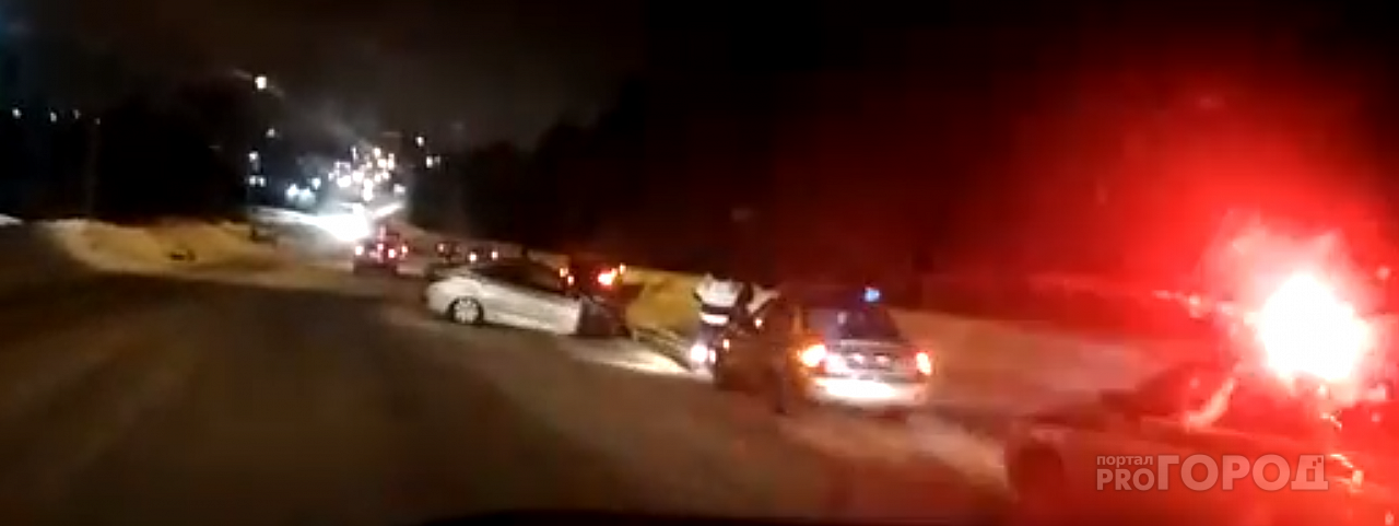 На трассе в Сыктывкаре столкнулись сразу четыре автомобиля (видео)