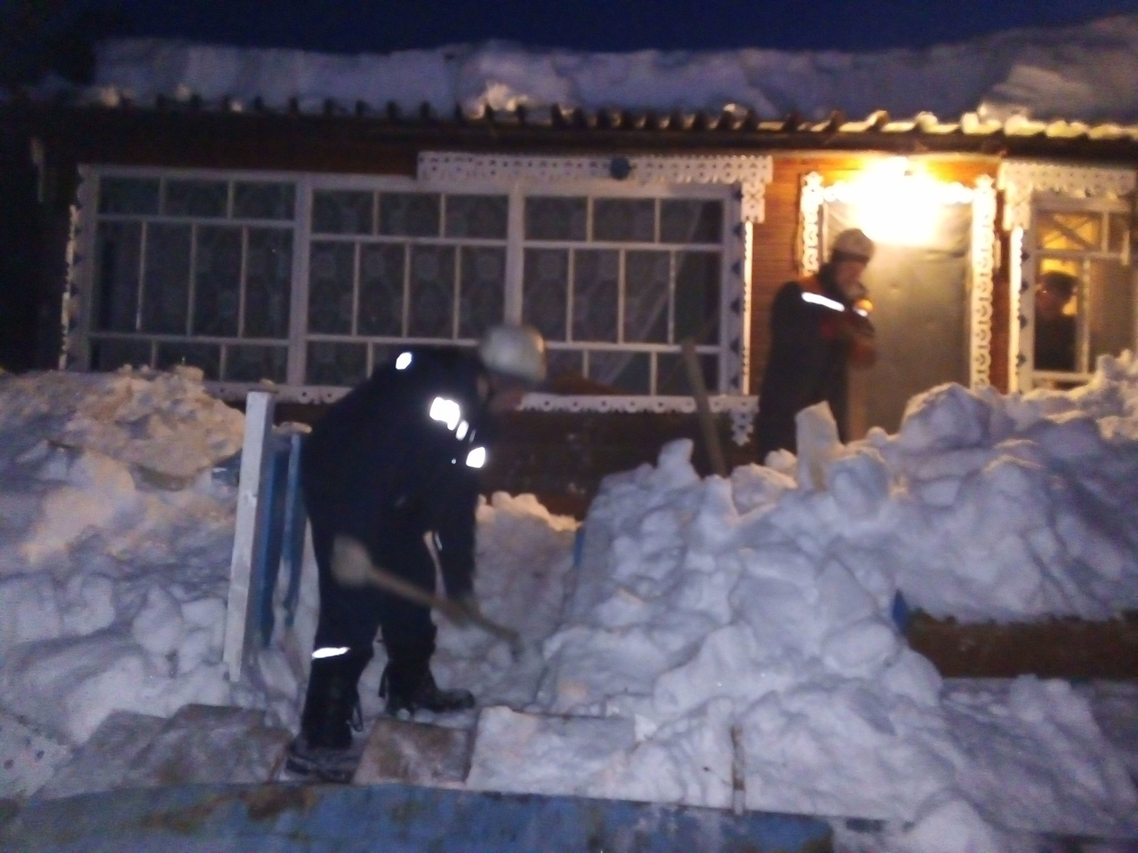 В Коми снежная глыба «заперла» в доме пожилую пару (фото)