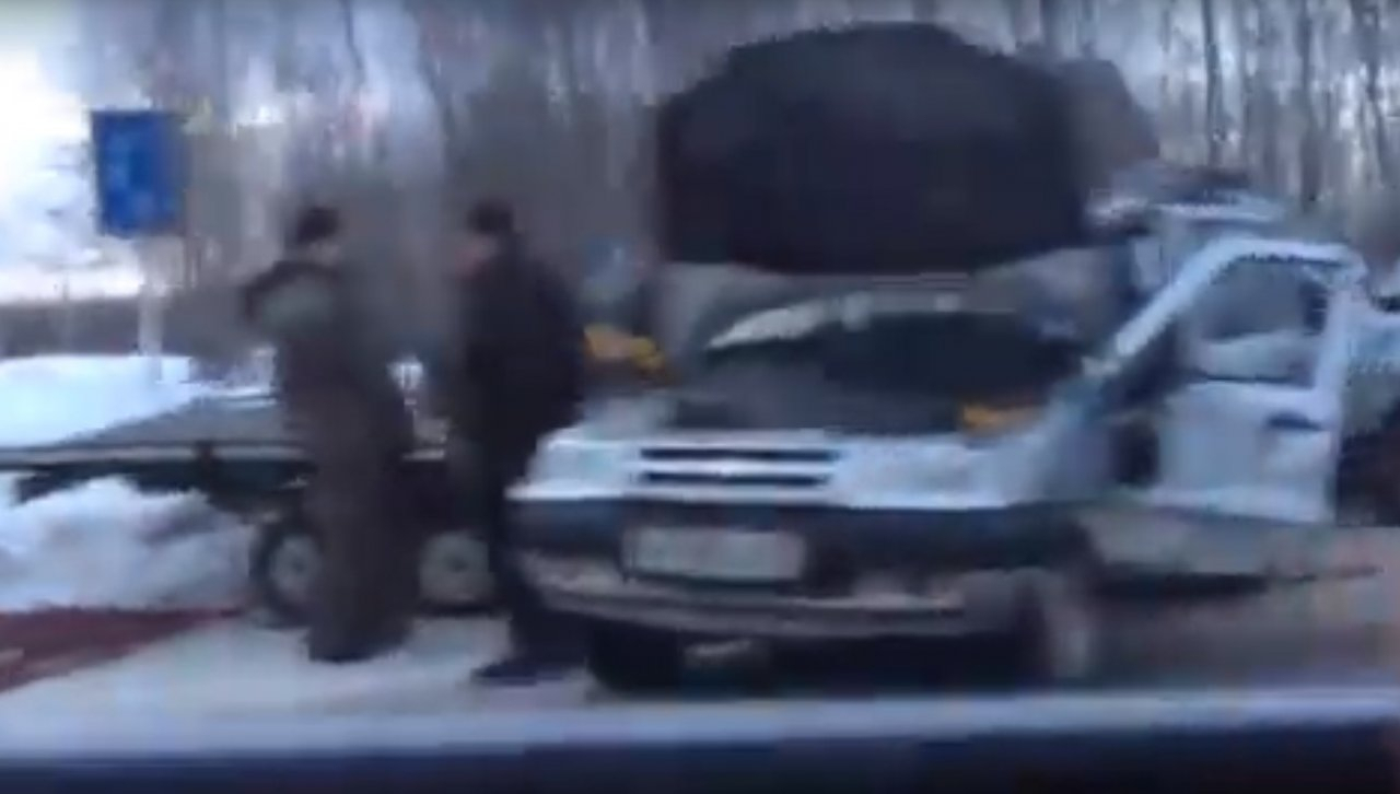 В Коми два внедорожника влетели друг в друга, один из автомобилей вез снегоход на прицепе (видео)