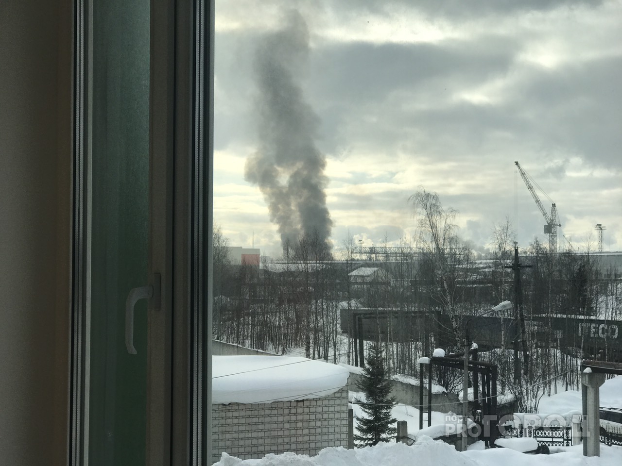 В сыктывкарском Човью загорелся склад: на месте работают пожарные (видео)