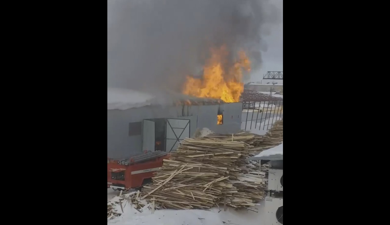 Появилось видео с места крупного пожара на складе под Сыктывкаром