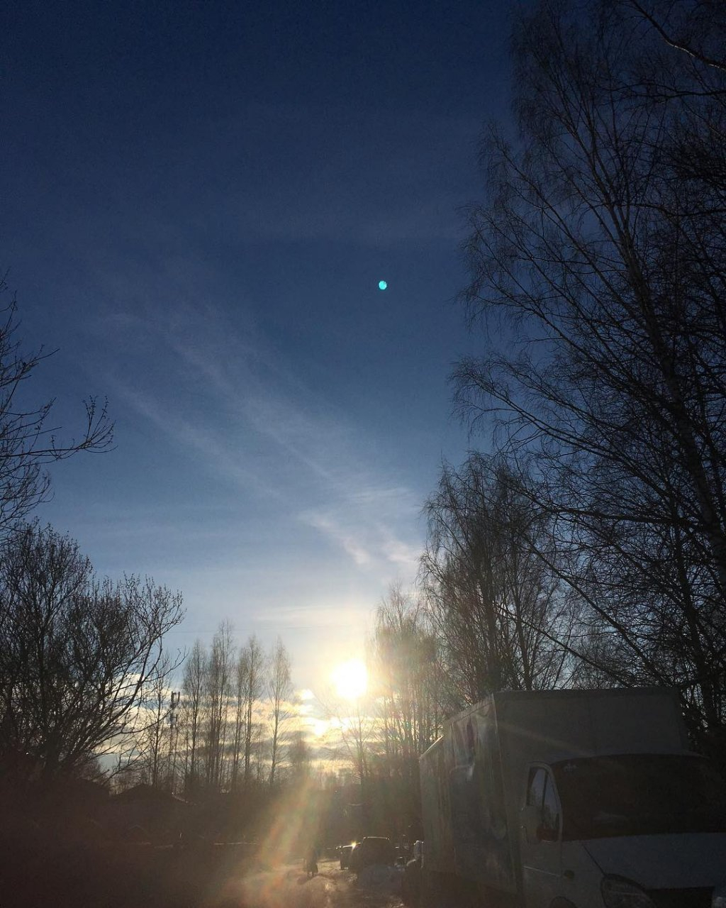 Фото дня: луна и солнце на чистом весеннем небе Сыктывкара