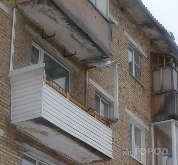 В Сыктывкаре глыба снега снесла балкон третьего этажа (фото)