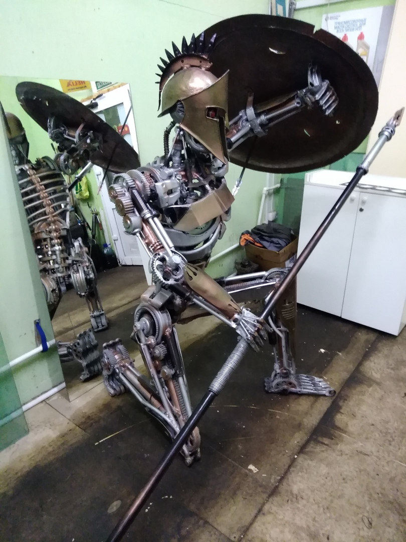 Сыктывкарец смастерил из автозапчастей полутораметровую статую робота-спартанца