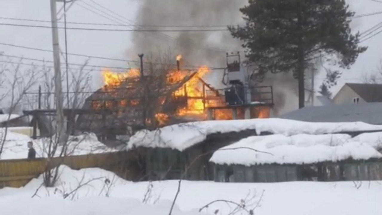 На дачах под Сыктывкаром полыхал дом: огонь полностью охватил здание (фото, видео)