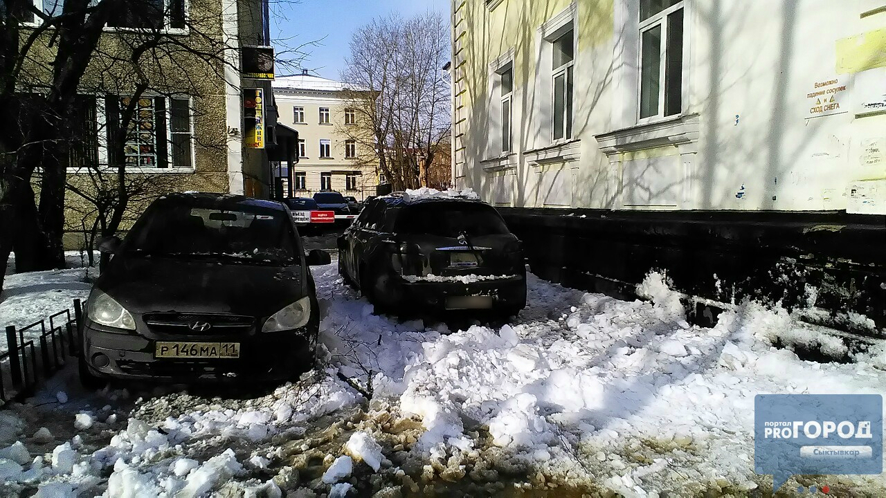 Сыктывкарский юрист рассказал, кто должен платить за ремонт машины, на которую упал снег с крыши