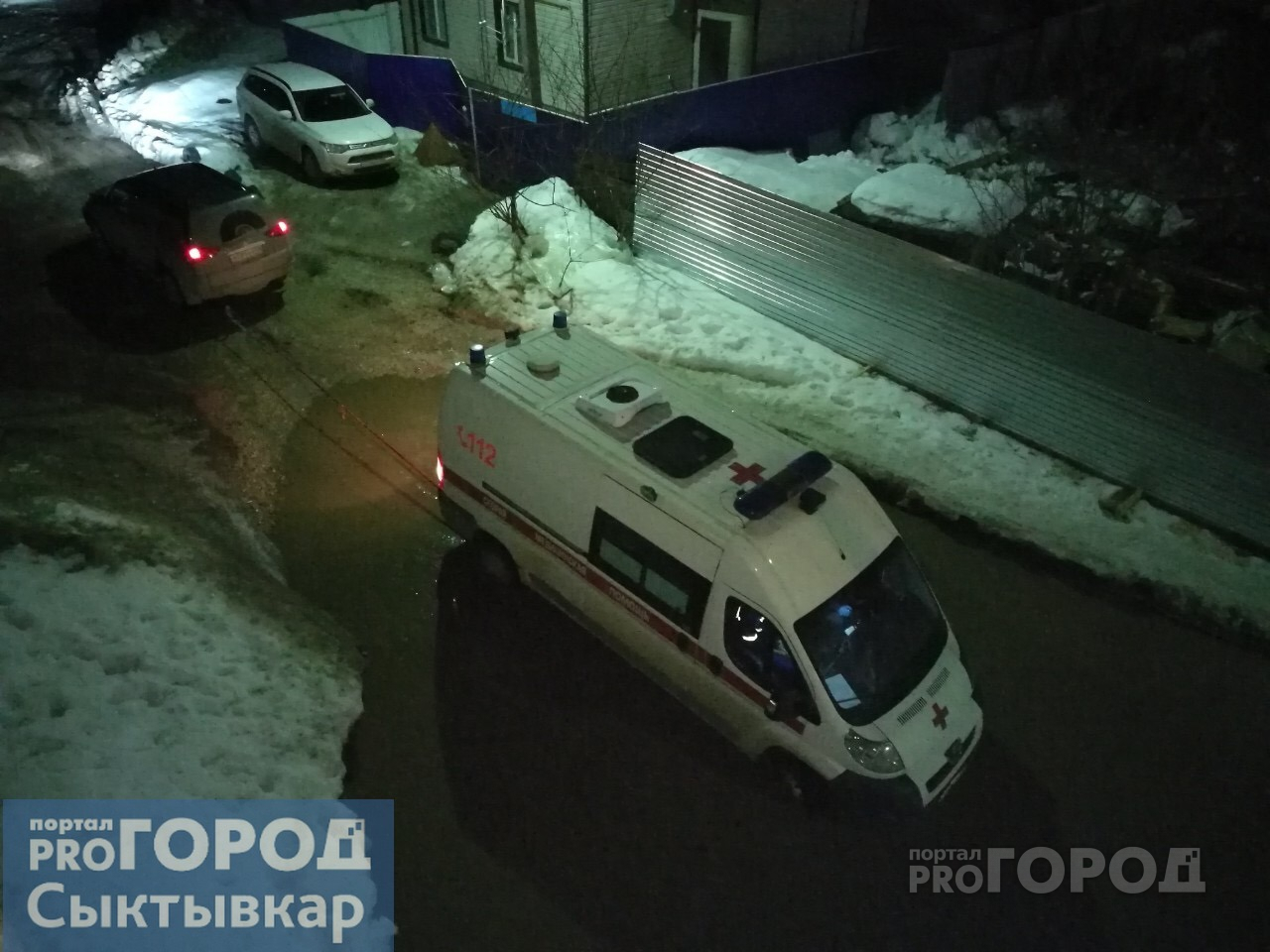 В Сыктывкаре «скорая», которая везла ребенка в больницу, застряла в гигантской луже (фото, видео)