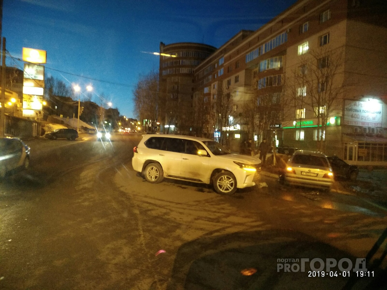 Авария класса «люкс»: в Сыктывкаре у налоговой столкнулись BMW и Lexus (фото)