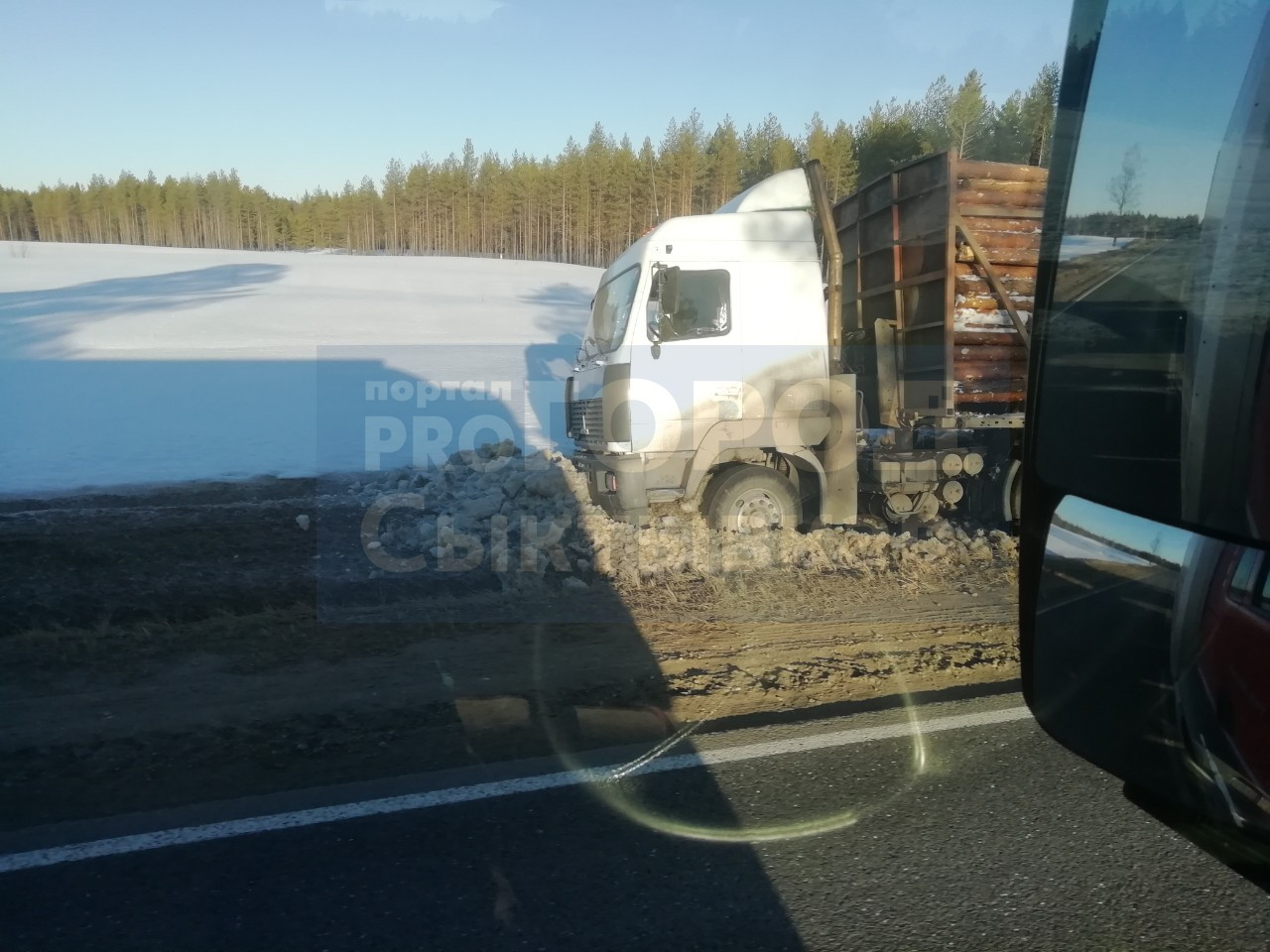 В Коми водитель грузовика уснул за рулем и «закопал» авто в обочине (фото)
