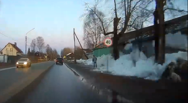 В Сыктывкаре  снежная лавина с крыши рухнула прямо перед носом прохожего (видео)