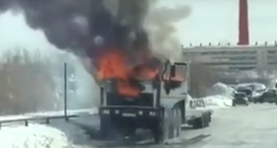 В Коми посреди дороги полыхал грузовик (видео)