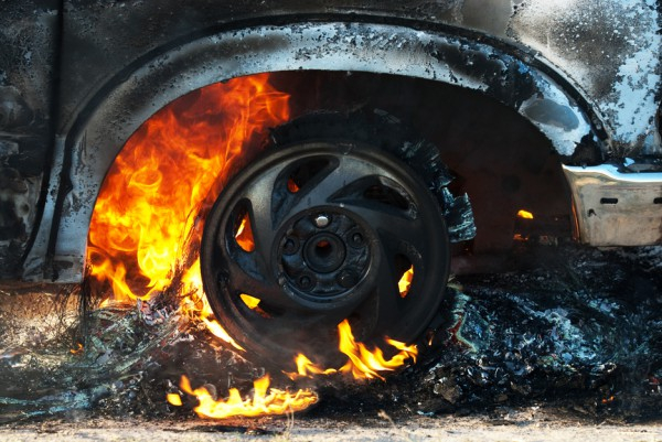 В Коми подожгли автомобиль, который стоял прямо в центре города