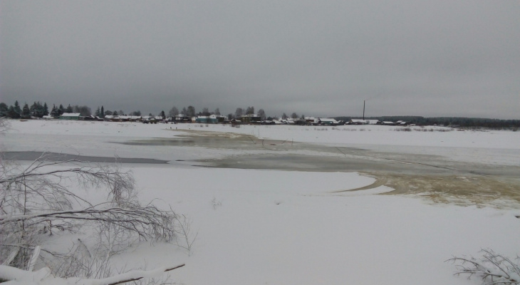 Сыктывкарка: «МЧС закрыли переправу через реку, и сейчас я должна идти в больницу по тающему льду»