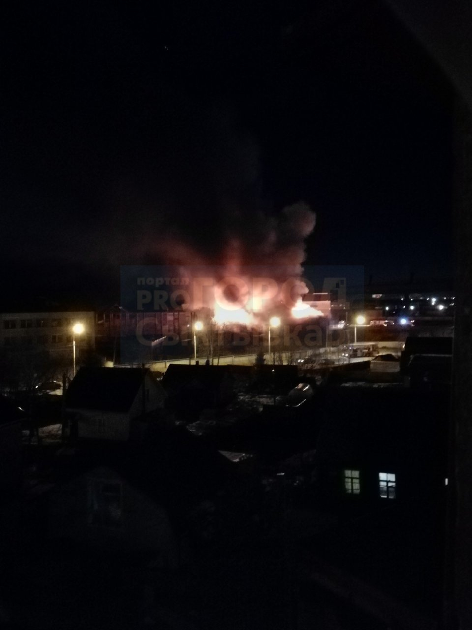 В Сыктывкаре полыхает склад, на месте работают пожарные (фото, видео)