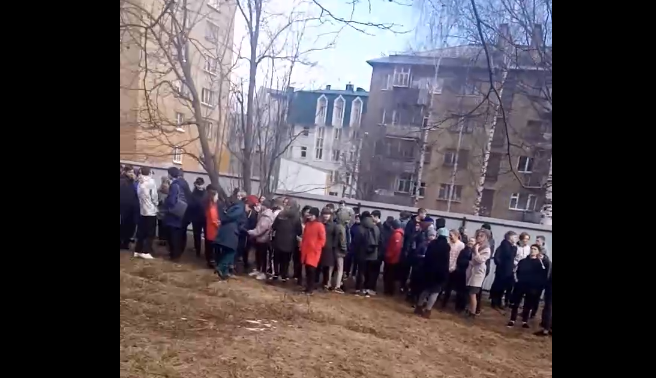 В Сыктывкаре эвакуировали школу (видео)