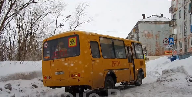 В Коми детский автобус, который занесло на снежной колее, перекрыл всю дорогу (видео)