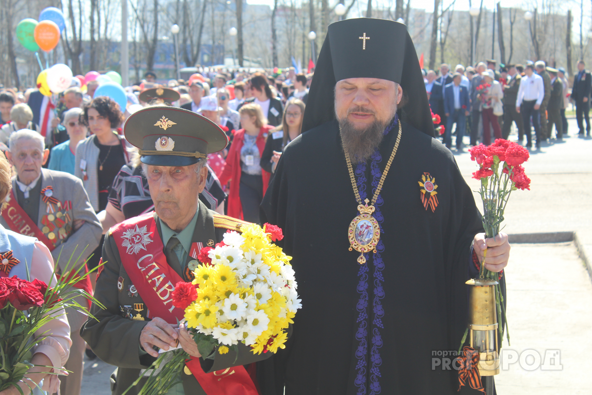 В Сыктывкаре на возложении цветов в честь Дня Победы Владыка Питирим помогал идти ветерану