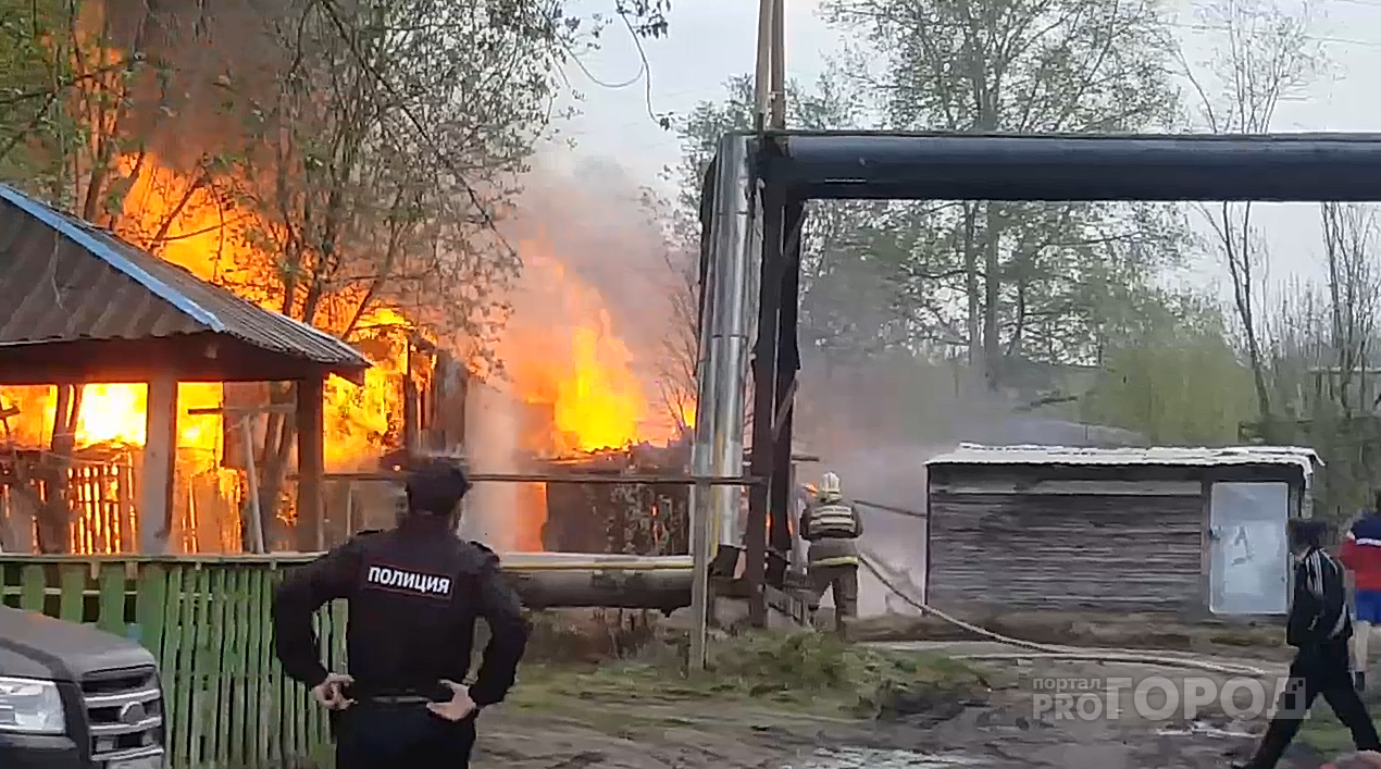 В Сыктывкаре рядом с жилыми домами полыхает сарай: пламя достигает нескольких метров (видео)