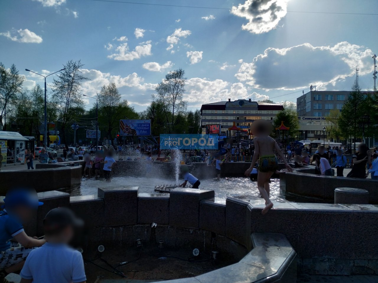 Фото дня: на жаре дети массово купаются в сыктывкарском фонтане