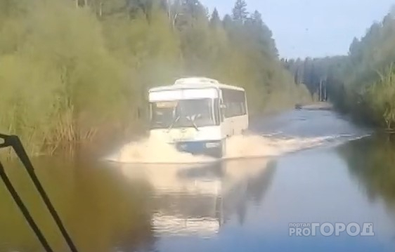 В Сыктывкаре водитель устроил «заплыв» по реке на пассажирском автобусе (видео)
