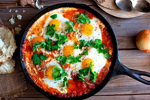 Рецепт завтрака от сыктывкарского повара: шакшука или яичница с помидорами