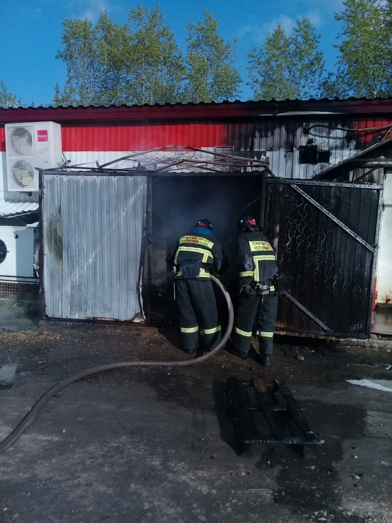В Коми горел магазин: из здания эвакуировались 10 человек (фото)