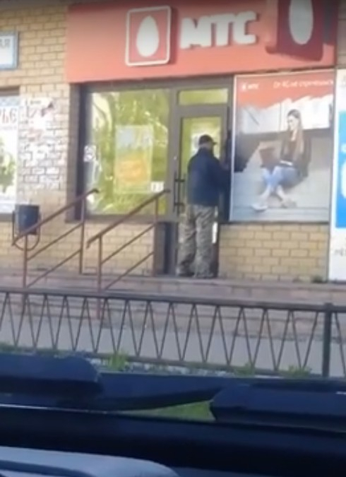 В Сыктывкаре мужчина пытался взломать магазин под песню «Напитки покрепче»