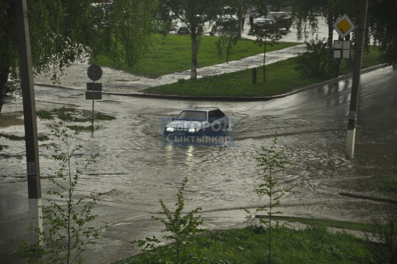 В Сыктывкаре из-за ливня затопило кинотеатр, дома, улицы и машины (фото, видео)