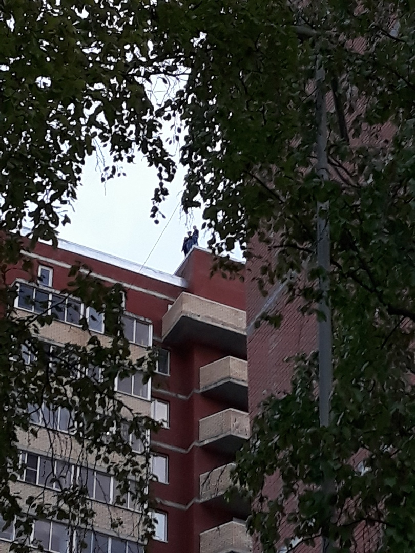В Сыктывкаре подростки гуляли по краю крыши 18-этажного дома (фото)