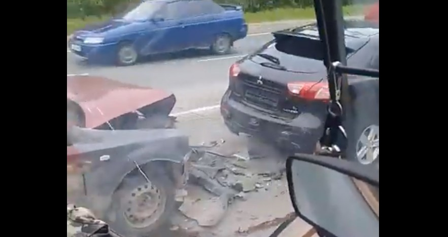 В Сыктывкаре произошло тройное ДТП: бампер иномарки разлетелся на куски (видео)