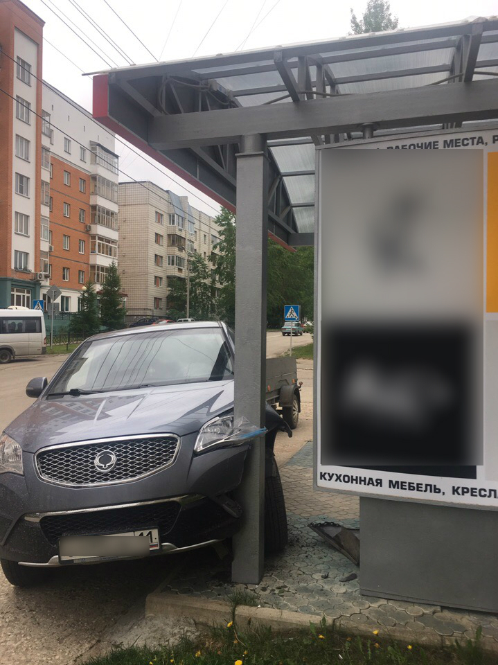 Фото дня в Сыктывкаре: машина без водителя врезалась в крыльцо магазина