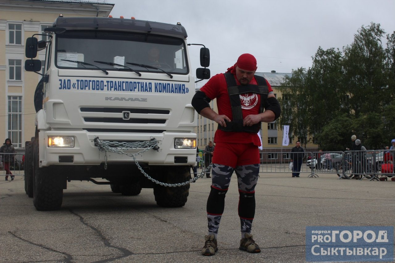 На главной площади Сыктывкара силачи тягали 9-тонные грузовики (фото, видео)