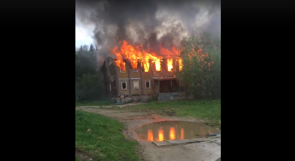 В Коми полыхал мощный пожар в двухэтажном доме (видео)