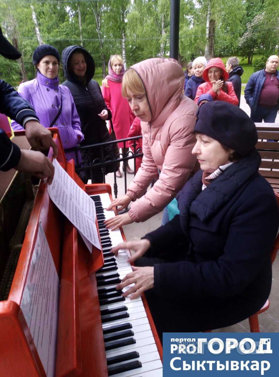 В парке Сыктывкара появилось красное пианино, на котором можно играть всем