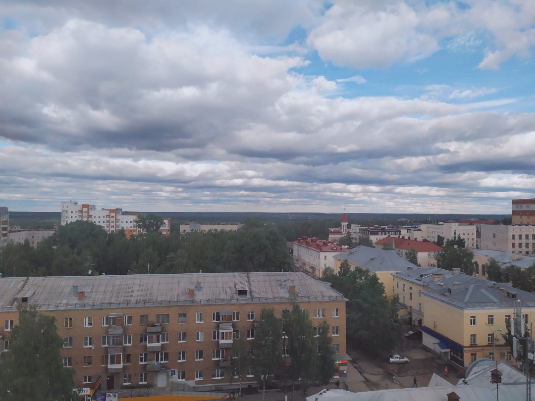 Фото дня в Сыктывкаре: ряд облаков в небе над городом
