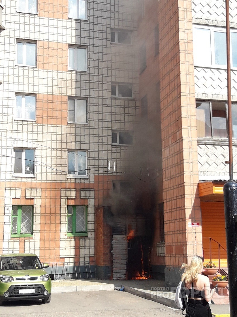 В Сыктывкаре тушили пожар в многоэтажке, пострадал человек (фото)