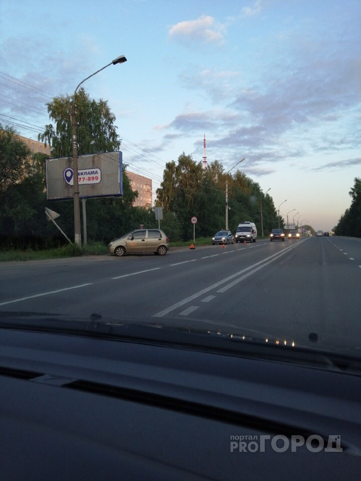 На Октябрьском проспекте в Сыктывкаре «Матиз» въехал в дорожный знак (фото)