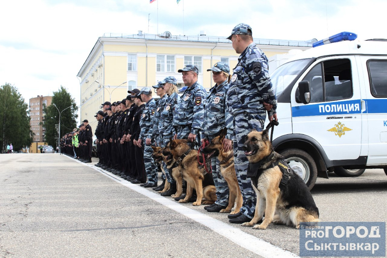 «От вас зависит безопасность всех нас»: в Сыктывкаре поздравили лучших полицейских Коми (фото)