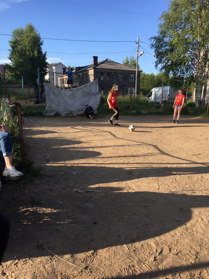 Фото дня: футбольные ворота из простыни в Сыктывкаре